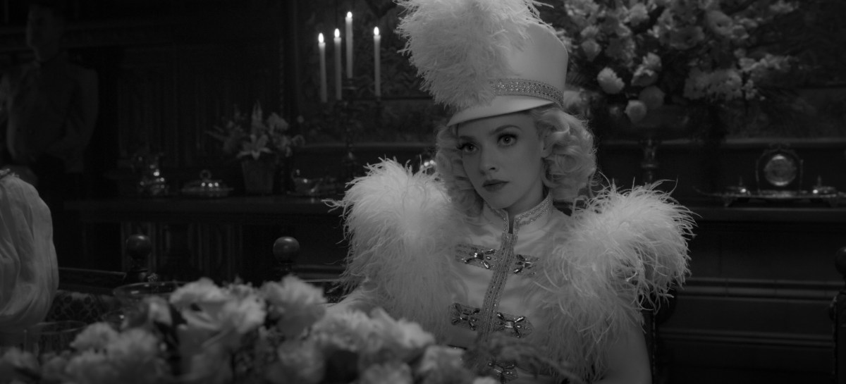 Starring as a Starlet, Amanda Seyfried Shines as Marion Davies in ‘Mank’